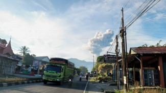 Gunung Marapi Erupsi Pagi Ini, Warga Bukik Batabuah Dikejutkan Dentuman Keras dan Getaran
