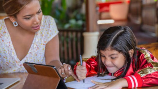 Jebakan Layar Kecil: Panduan Jitu Orang Tua Memilih Tontonan Video Pendek Anak Aman & Cerdas