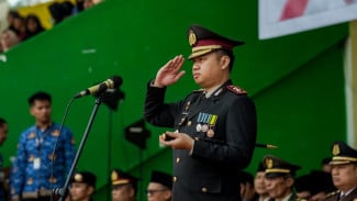 Kapolres AKBP M Faisal Perdana Pimpin Upacara Penurunan Bendera Merah Putih di Solok Selatan