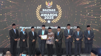Dukung Penuh Gerakan Zakat, Menteri Pendidikan Abdul Mu’ti Raih Penghargaan BAZNAS Awards 2025