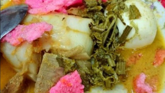 Lezat dan Menyehatkan: Lontong Gulai Pakis, Primadona Sarapan Khas Sumatra Barat