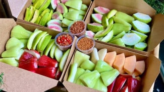 Rujak Gak Main-Main! Inovasi Kemasan Premium Bikin Penjualan Melejit