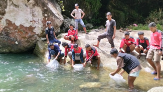 Jaga Ekosistem Lokal: Pertamina Lepas 5 Ribu Benih Ikan Garing di Sungai Lubuk Hitam