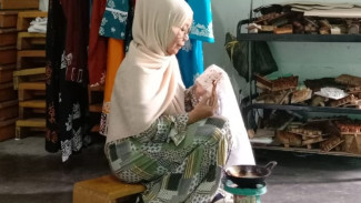 Dari Ruang Kelas ke Industri Kreatif: Sri Kariati Hidupkan Sejarah Sawahlunto dalam Guratan Batik MS