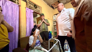 Sambangi Suami Stroke dan Istri Lumpuh, Andre Rosiade Tunaikan Amanah Prabowo