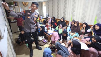 Brigadir Wedi, Polisi yang Mengajar Bahasa Inggris di Lereng Gunung Marapi