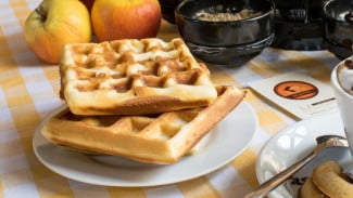 Sarapan Inovatif: Manis Alami Apel Parut dan Gurih Keju 'Sembunyi' di Balik Kelezatan Wafel dan Pancake