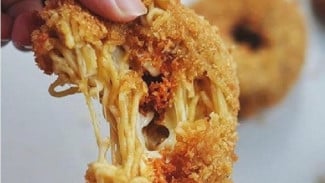 Bukan Sekadar Rebus: Upgrade Mie Instan Jadi Donat Mie Gurih, Ide Camilan Crispy Penghangat Tubuh di Kala Hujan