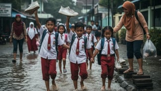 Sepatu Disimpan, Kaki Aman: Pergeseran Prioritas Anak Sekolah Saat Musim Hujan Tiba