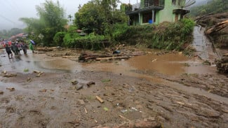 Warga Batu Busuk Terisolasi Banjir, Dinsos Kota Padang Dirikan Dapur Umum di Pauh
