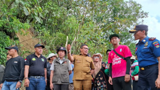 Wako Ramlan Salurkan Bantuan Untuk Warga Terdampak Longsor di Agam