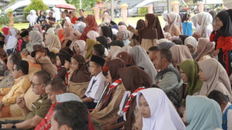 Murid Baru di SBJ Antusias Sambut Seragam Sekolah Gratis