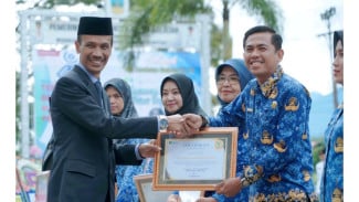 Nakes Teladan Solsel Terima Penghargaan di Peringatan HKN ke-61