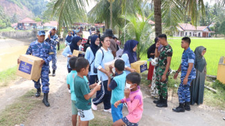 Lanud Sutan Sjahrir Salurkan 1,5 Ton Bantuan di Padang Pariaman