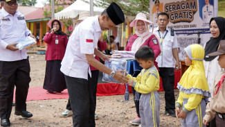 Komitmen Pemkab Solok Selatan untuk Pendidikan: 950 Setel Pakaian Sekolah Gratis Diserahkan di Sangir Batang Hari