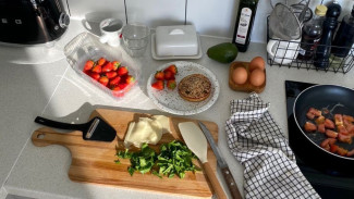 Terapi Mindful Cooking di Akhir Pekan: Mengapa Memotong Sayur Lebih Ampuh Menghilangkan Stres Daripada Pergi ke Mall