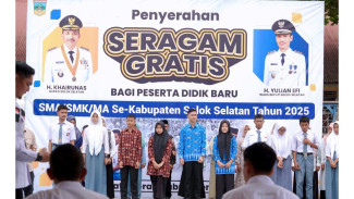 Pendidikan Jadi Prioritas, Pemkab Solok Selatan Salurkan Beasiswa Rp770 Juta dan Seragam Gratis