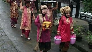 Kalah Saing dengan Tren Global? Nasib Baju Kurung Basiba di Tangan Generasi Z Minang