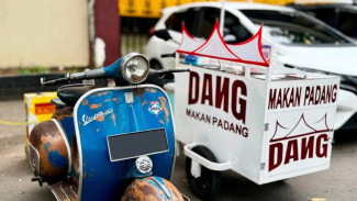 Tak Lagi Menunggu di Meja, Nasi Padang Kini 'Seliweran' di Depan Rumah