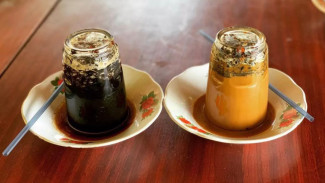 Unik! Mengenal Kopi Tatungkuik Malalak: Tradisi Menikmati Kopi dalam Gelas Terbalik