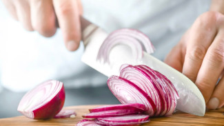 Cara Mudah Potong Bawang Merah Tanpa Menangis, Cukup Gunakan Trik Ini