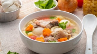 Sop Ayam Jamur Praktis, Solusi Sahur Hangat dan Mengenyangkan