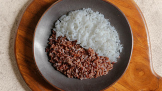 Nasi Putih atau Nasi Merah untuk Sahur? Ini Pilihan Terbaik Agar Kuat Puasa Seharian
