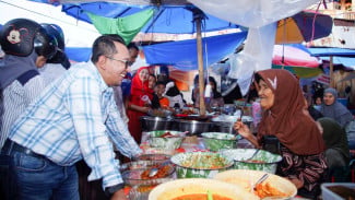 Pastikan Keamanan Pangan Ramadan, Bupati Eka Putra Tinjau Pasar Pabukoan