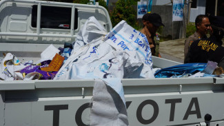 Bersihkan Estetika Kota, Trantibum Koto Tangah Copot Puluhan Spanduk Liar di Aie Pacah