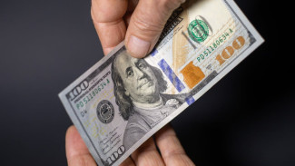 Rupiah Tertekan, Tembus Level Rp17.298 per Dolar AS di Tengah Ketidakpastian Global