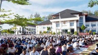 Ribuan Jemaah Padati Halaman Balaikota Pariaman Ikuti Shalat Idul Adha 1447 H