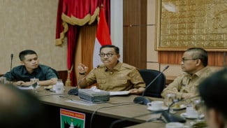 Jalan Abai-Sungai Dareh Rusak Parah, Bupati Solok Selatan Tagih Janji Rp250 Miliar ke Pemprov