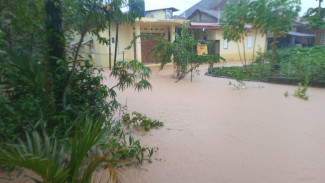 Banjir kepung permukiman di belakang RSUD padang ,warga Berlindo Teriolasi dan minta Bantuan