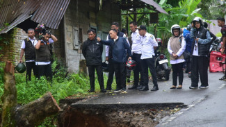 Pemkab Padang Pariaman Gerak Cepat Tangani Longsor dan Akses Jalan Ambles