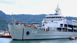 Pelabuhan Teluk Bayur Diserbu Warga, KRI Teluk Kendari-518 Jadi Primadona HJK Padang