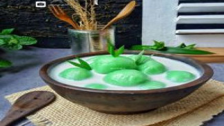 Di antara beragam kuliner tradisional Minangkabau, kolak pario atau kolak pare menjadi salah satu hidangan manis yang me