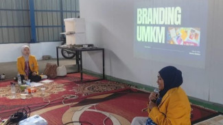 Dorong Ekonomi Lokal, DKV FBS UNP Latih Pelaku UMKM Alahan Panjang Strategi Digital