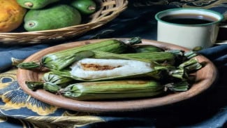 Lamang Baka Daun, Ketan Gurih Minangkabau yang Harum Dibakar dalam Balutan Daun Pisang