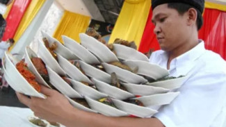 Menyingkap Tradisi Manatiang: Seni Menyajikan Makanan dan Penghormatan Tamu khas Minangkabau