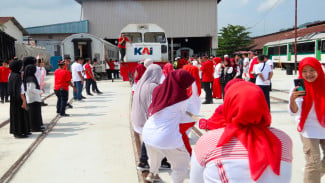 Kemeriahan HUT ke-81 RI: Insan KAI Divre II Sumbar Unjuk Kekuatan Lomba Tarik Lokomotif 42 Ton