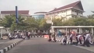 Viral Mahasiswa Baru UNP Jalan Jongkok Saat Masuk Kampus, Tuai Perdebatan di Medsos