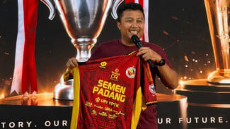 Angkat Motif Rumah Gadang, Wagub Sumbar Vasko Ruseimy Apresiasi Jersey Baru Semen Padang FC