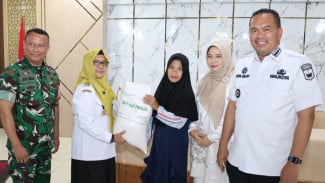 Wali Kota Pariaman Salurkan Bantuan Beras CPP untuk 10.126 Warga