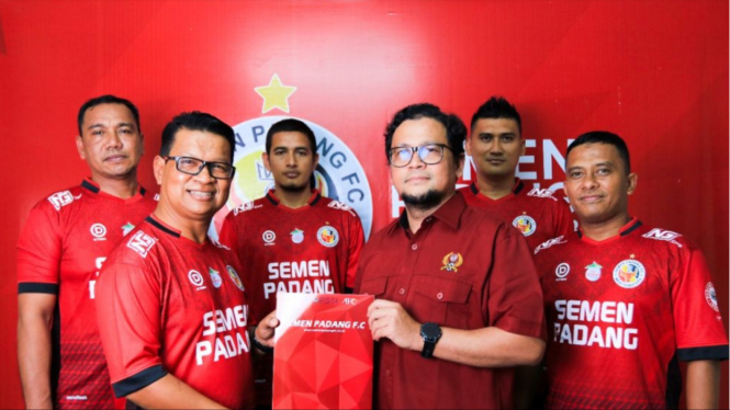 Delfi Adri (kiri depan). Sumber Foto Semen Padang Official