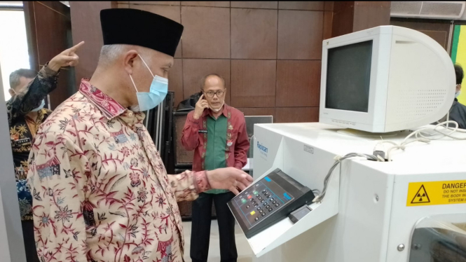 Gubernur Sumbar Mahyeldi melihat mesin X-Ray. Foto/Nugie/Padang Viva