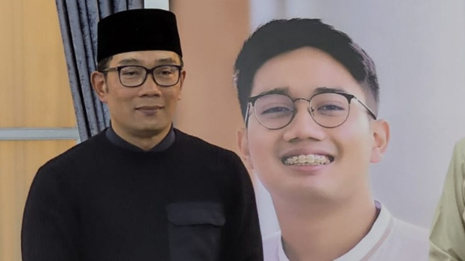 Gubernur Jawa Barat Ridwan Kamil bersama foto Emil. Foto/Padangviva/istimewa