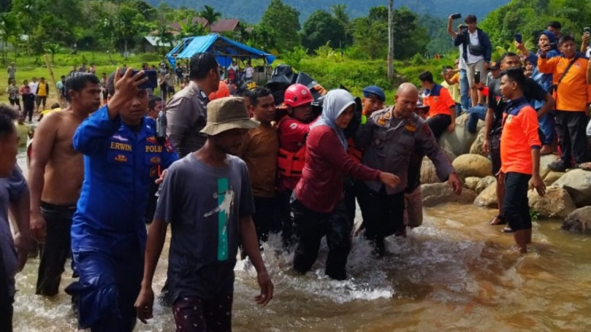 Evakuasi siswa SMKN 5 Padang hanyut di Lubuk Tongga. Foto/BPBD Sumbar
