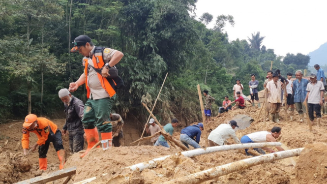 Pencarian korban longsor. Foto/Doc. BPBD Kabupaten Bogor