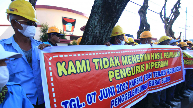 Demo anggota Koperbam Padang
