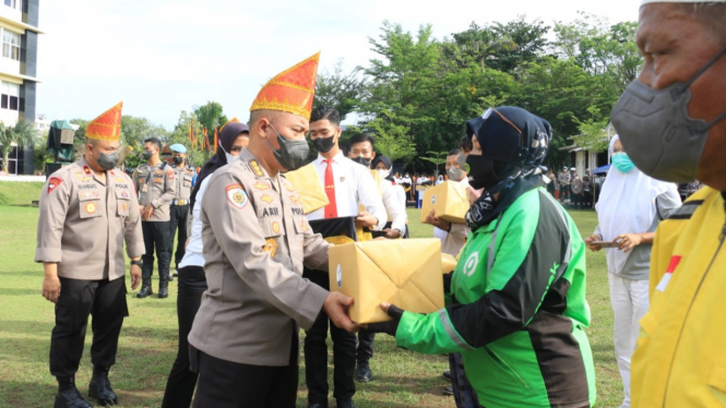 Penyerahan Paket Bansos Di Polda Sumatra Barat